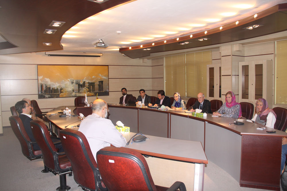 A Group of Delegates from American Universities Meet with FWS professors